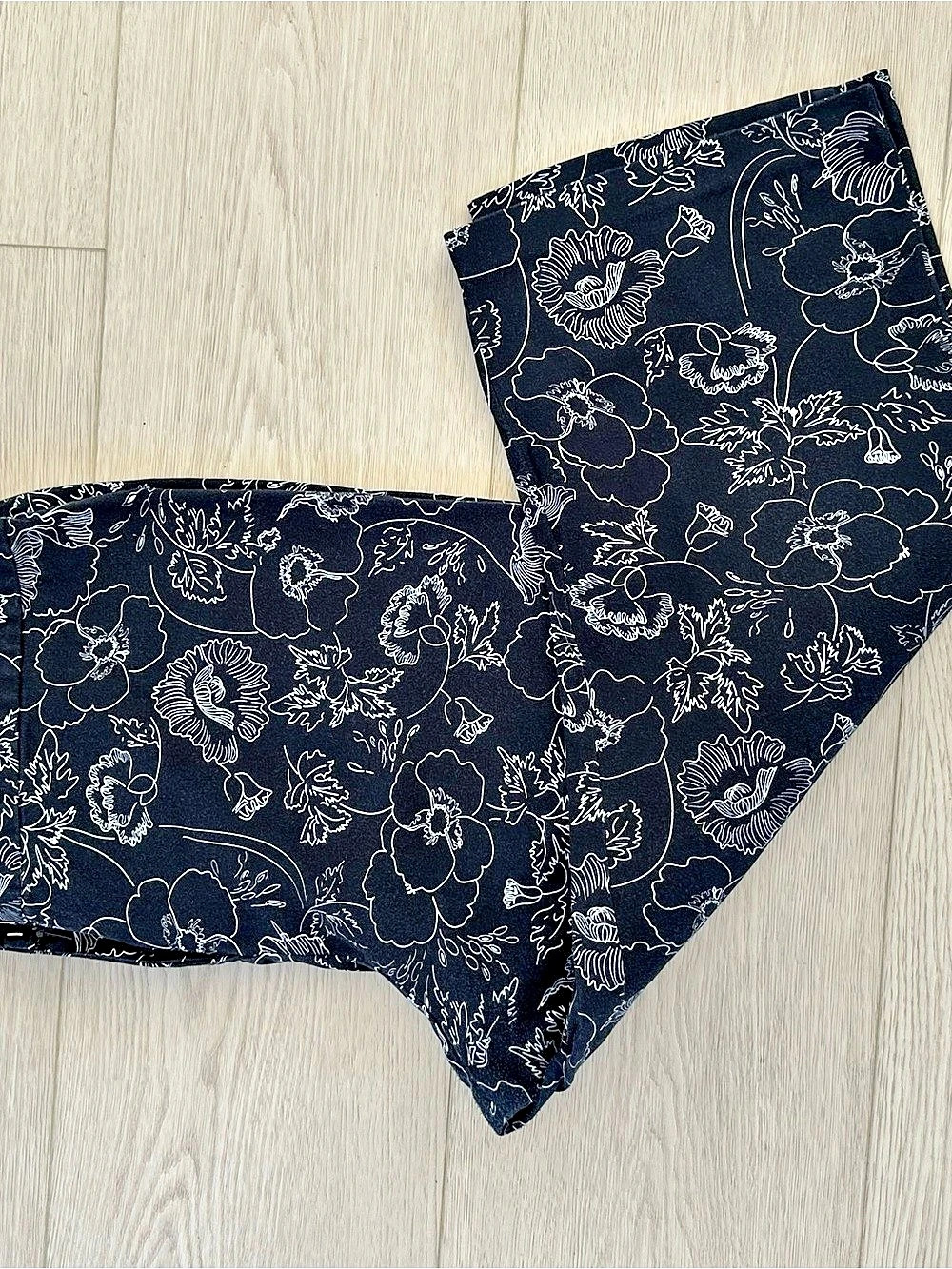 White House Black Market Floral Leggings in Black & White Size 16 Like New